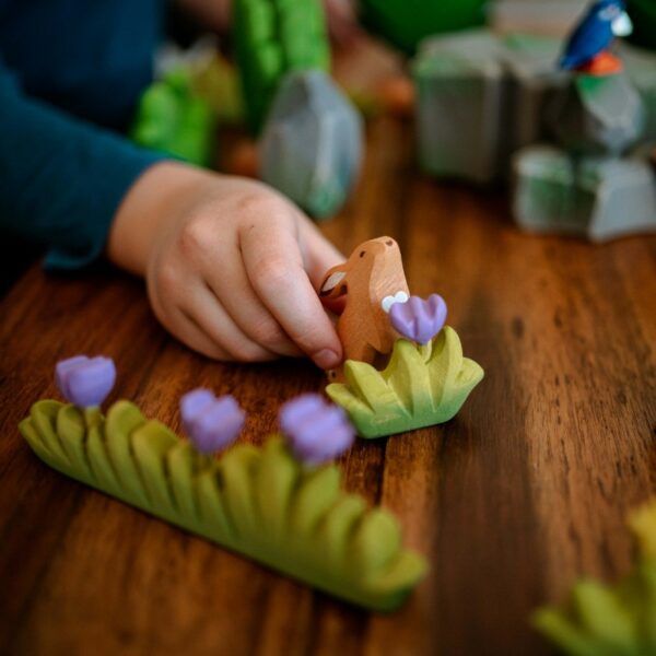 Bumbu Toys Paarse Bloem met gras konijn natuur hout houten speelgoed waldorf montesorri