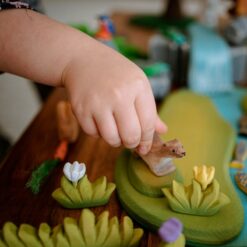 Bumbu Toys Paarse Bloem met gras konijn natuur hout houten speelgoed waldorf montesorri