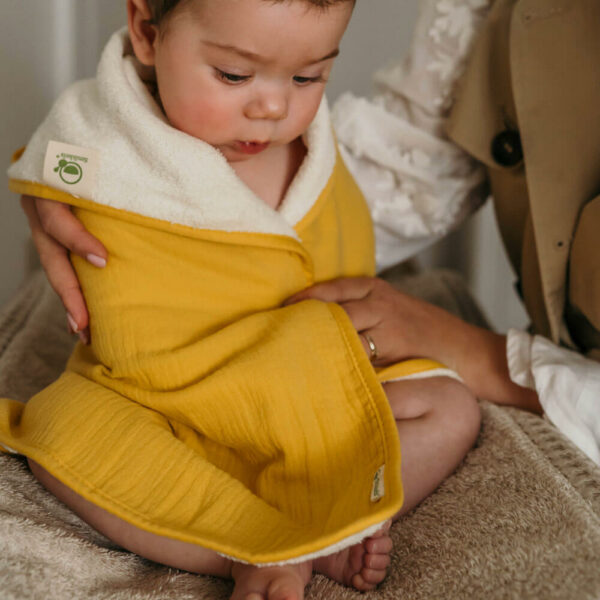 Smikkels babydoek geel met baby