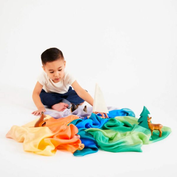 Sarah's Silks earth classic zijden speeldoek met kind