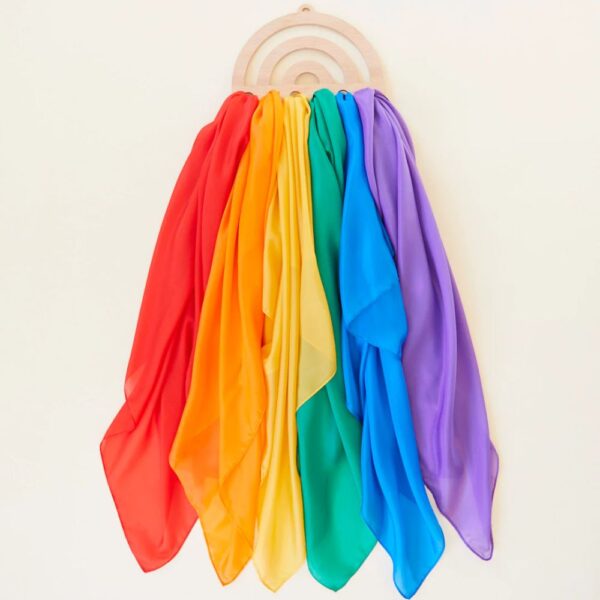 Sarah's Silks speelzijde display regenboog