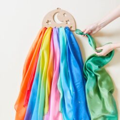 Sarah's Silks speelzijde display ster en maan op muur