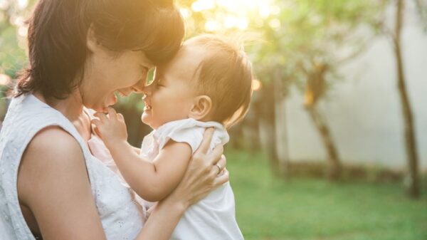 Eco-ouderschap zonder stress – ouder met baby in natuurlijke omgeving