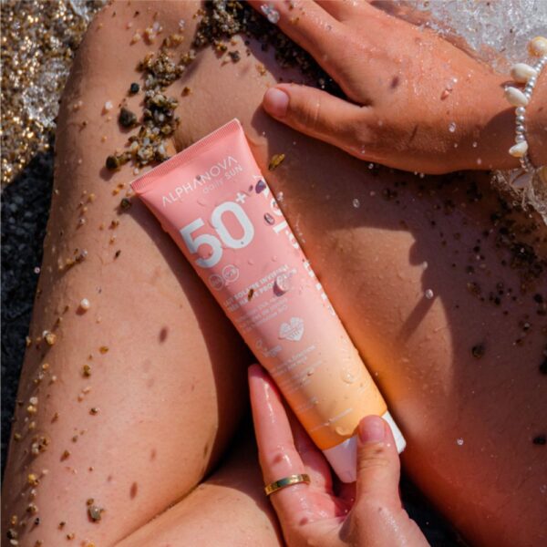 Alphanova Daily Sun Milk SPF50+ zonder witte waas en met natuurlijke glow op strand