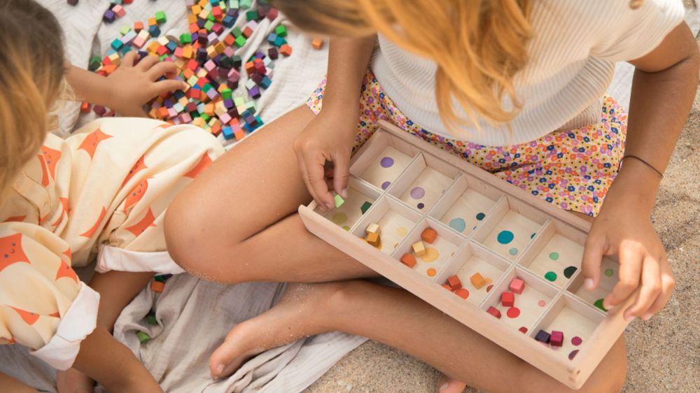 blog montessori speelgoed - kinderen spelend met Grapat Mis and Match