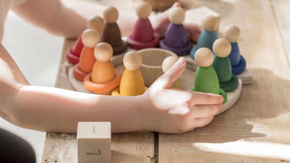 blog waldorf speelgoed - kind spelend met Grapat